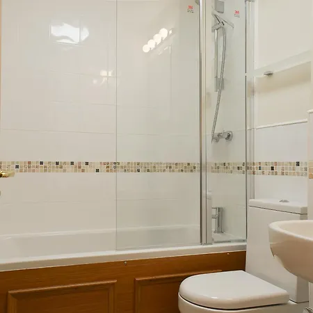 1 Lonsdale House בית נופש *